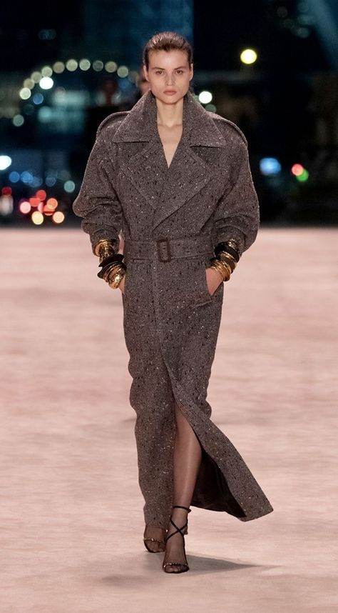 Coat Runway, Chic Outfits Classy, Woman In Suit, Outfit Oversize, Chic Coat, Sophisticated Outfits, Estilo Chic, Street Style Winter, Neutral Fashion