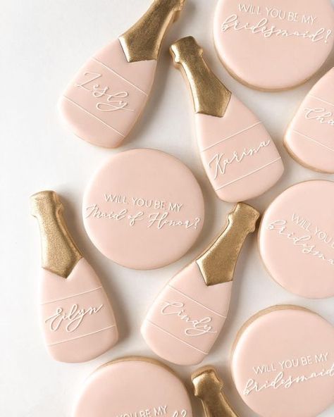 Bachelorette Party Cookies, Alcohol Glasses, Wine Cookies, Wedding Shower Cookies, Classy Bachelorette Party, Bachelorette Cookies, Bridal Cookies, Sugar Cookie Cakes, Iced Biscuits