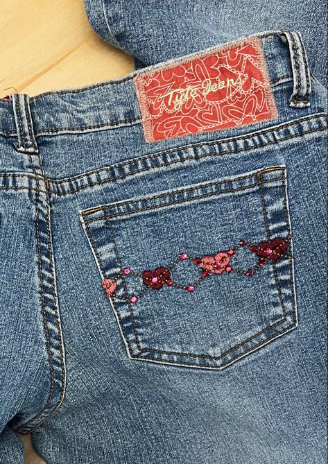 How To Bedazzle Jeans, Bedazzled Jeans Diy, Bedazzled Clothes, Low Wasted Jeans, Jeans Bedazzled, Thrift Bundle, Rhinestone Pants, Jeans Rhinestones, Fem Style