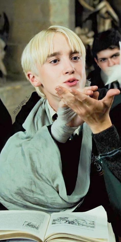 Drako Malfoy, Stile Harry Potter, Draco Malfoy Hot, Draco Malfoy Imagines, Draco Malfoy Fanart, Harry Potter Background, Harry Draco, Draco Malfoy Aesthetic, Buku Harry Potter