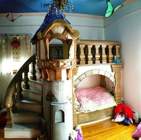 This is lovely for a lil girl. I want boys so mine would have to be more prince-like. Castle Bed, Deco Disney, Castle Bedroom, Disney Bedrooms, Princess Bedroom, Princess Bed, Disney Rooms, A Castle, Main Game