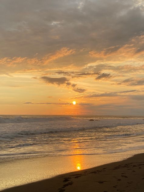 Beaches Sunset, Costa Rica Beaches, Beach Girl Aesthetic, Beach Pic, Vacation Photos, Tropical Vacation, Sunset Photos, Beach Photos, Beach Girl