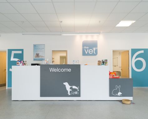 Reception desk & signage. Reception Desk Signage, Veterinary Clinic Design, Desk Signage, Design Clinic, Veterinary Design, Dentist Office Design, Modern Offices, Vet Office, Medical Office Decor