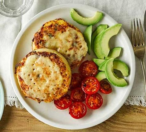 Eggy Cheese Crumpets | Swap your regular toast or sandwiches at lunch or breakfast time for these delicious eggy cheese crumpets. Enjoy with cherry tomatoes and sliced avocado Low Calorie Supper, Crumpets Recipe, Ricotta And Honey, Spinach Sweet Potato, Homemade Crumpets, Lentil Dhal, Crumpet Recipe, Thyme Honey, Bbc Good Food