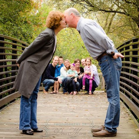 Image result for large family photo ideas Large Family Photo Shoot Ideas, Large Family Pictures, Large Family Photography, Large Family Portraits, Large Family Poses, Extended Family Photography, Grandparent Photo, Big Family Photos, Extended Family Photos