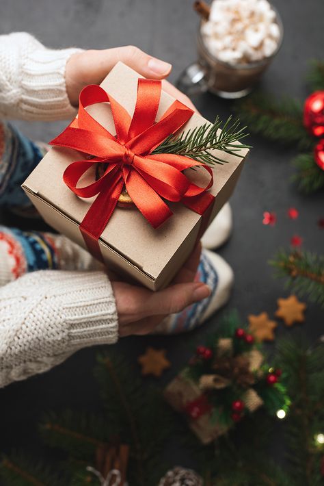 My Go-To Gifts for Pretty Much Anyone on Your List! Gift ideas under $25 and under $50 includes gift ideas for co-workers, teachers, family, and men. Gift Guide for Christmas & Holidays 2020 via jojotastic.com #giftguide #giftidea #giftgiving #gifts #presents #christmaspresents #christmasgiftideas #christmasgift #gotogifts #easygiftideas Men Gift Guide, Co Workers, Present Gift, Christmas Inspiration, Holiday Gift Guide, Christmas Photos, Christmas Presents, Craft Gifts, Christmas Home