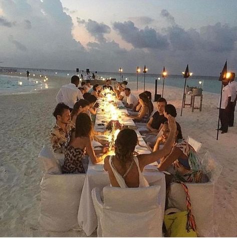 Beach Dinners, Birthday Dinner Outfit, Dream Beach Wedding, Beach Dinner, Dream Wedding Venues, Shotting Photo, Beach Ceremony, Future Wedding Plans, Birthday Dinners