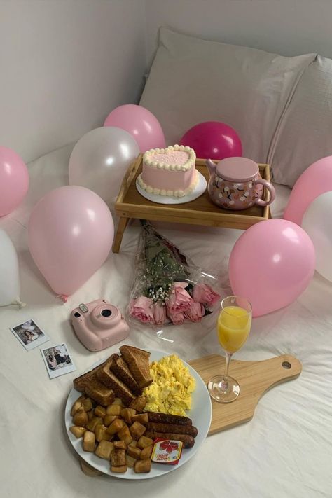 Birthday Photoshoot Friends, 25 Th Birthday Ideas For Her, 25th Birthday Aesthetic, 25th Birthday Ideas For Her Party, 26 Birthday Ideas, Small Birthday Ideas, 25th Birthday Party Ideas, Simple Birthday Ideas, Simple Birthday Decor