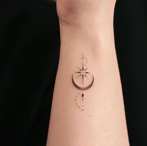 Moon Tattoo Wrist, Star Tattoo On Wrist, Arrow Tattoos For Women, Tattoo Sonne, Tiny Wrist Tattoos, Chic Tattoo, Special Tattoos, Hand Tattoos For Women, Tatuaje A Color