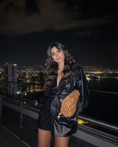 Night Rooftop Photoshoot, Rooftop Photoshoot Night, Nighttime Photoshoot Ideas Outside, Balcony Photoshoot Ideas, Restaurant Poses Instagram, Balcony Picture Poses, Rooftop Poses, Rooftop Pics, Balcony Aesthetic