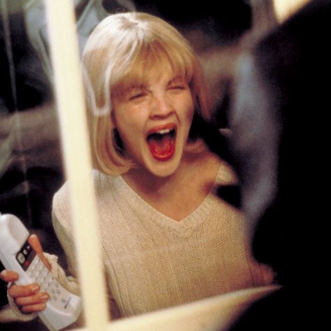 Scream Opening Scene Starring Drew Barrymore: The Backstory Drew Barrymore Scream, Screaming Drawing, Wes Craven, Neve Campbell, Opening Scene, Hallowen Costume, Slasher Movies, Le Happy, Best Horror Movies