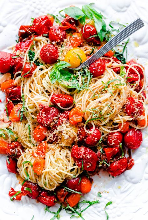 Spaghettini with Roasted Tomatoes, Fresh Basil, and Toasted Garlic Breadcrumbs. A flavor packed main course that can be thrown together in less than 30 minutes! Garlic Olive Oil Pasta, Oil Pasta, Roasted Tomato Pasta, Mexikansk Mat, Olive Oil Pasta, Crispy Garlic, Pasta Fatta In Casa, Garlic Olive Oil, God Mat