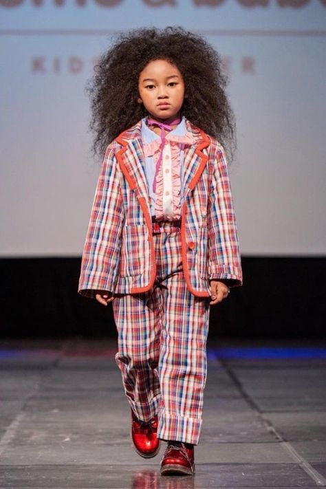 Cool Pic! Seoul South Korea Kids Fashion Week. Love this shot of the mumu & baba brand. See more pictures from kids fashion week. #kidsfashion #fashionweek #seoulfashionweek #celebritykids #runwayfashion Runway Fashion Dresses, Kids Fashion Show, Outfits For Kids, Runway Outfits, Seoul Fashion Week, Style Instagram, Celebrity Kids, Children's Fashion