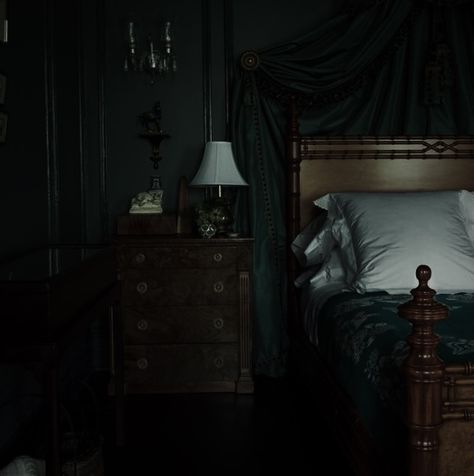 House Of Black Aesthetic, Marauders Era Aesthetic, Slytherin Bedroom, Aesthetic Marauders, House Of Black, Gothic Academia, Era Aesthetic, Ancient Houses, Hogwarts Aesthetic