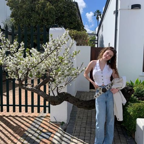 photo inspo flower outfit ootd circle belt summer long hair white Circle Belt Outfit, Summer Long Hair, Long Summer Hair, Flower Outfit, Circle Belt, Belt Outfit, Tree Photo, Hair White, Flower Tree