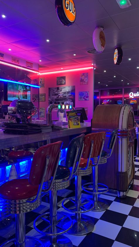 80s Themed Restaurant, 90s Restaurant Design, 80s Restaurant Design, 60s Restaurant Interior, 80s Restaurant Aesthetic, Vintage Restaurant Interior Design, 80s Pizzaria Aesthetic, Y2k Restaurant, 90s Brooklyn Aesthetic