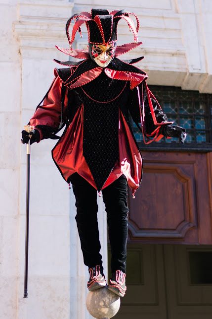 Carnaval annecy 2016 Medieval Jester, Jester Outfit, Venice Carnival Costumes, Jester Costume, Circus Outfits, Pierrot Clown, Venetian Carnival Masks, Court Jester, Carnival Of Venice