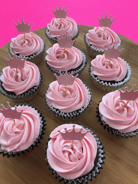 Princess Birthday Party Desserts, Cupcake Princess Cake, Pink Princess Cupcakes, Princess Themed Cupcakes, Princess Cake Simple, Princess Cupcake Ideas, Cupcake Baby Shower Girl, Princess Food Ideas, Princess Cupcakes Ideas