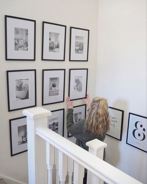 DIY gallery wall layout tutorial with tips on how to get it right and a printable template with all the measurements you’ll need to hang your own gallery wall and cut out your own mounts Black And White Photo Wall Stairs, Gallery Wall Staircase Landing, Stairs Frame Wall, Decor By Staircase, Feature Staircase Wall, Photo Gallery Staircase, Black Frame Photo Wall, Black And White Photo Frames, Frames On Staircase Wall