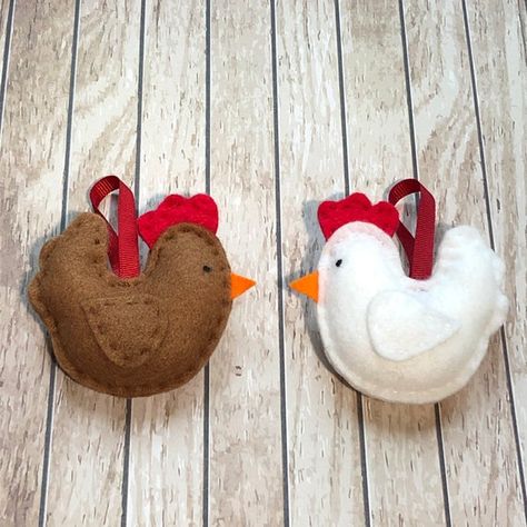 • This listing is for one chicken decoration 🐔• These handmade felt chickens would make a lovely, chocolate free Easter gift 🐥 or an ornament for your Easter Tree, to be enjoyed year after year. They’d also be a thoughtful present for a hen lover 🐣• Made from 100% vegan materials!🌱• The chickens are offered in brown or white, but are made to order, so different colours are available on request 🐔• Made from acrylic felt and gently stuffed with a fibre filling. • They measure approx 7cm x 7cm Felt Chickens, Felt Chicken, Kris Kross, Easter Tree Ornaments, Animal Ornaments, Easter Chicken, Cat Christmas Tree, Felt Crafts Christmas, Decoration Easter