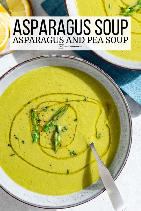 Light, velvety, and full of greens, this vegan asparagus soup recipe with peas and chives is the best way to welcome spring! Df Soup, Mediterranean Soup Recipes, Recipe With Peas, Asparagus Soup Recipe, Vegan Asparagus, Mediterranean Soup, Spring Soup, Cozy Soups, Green Pea Soup