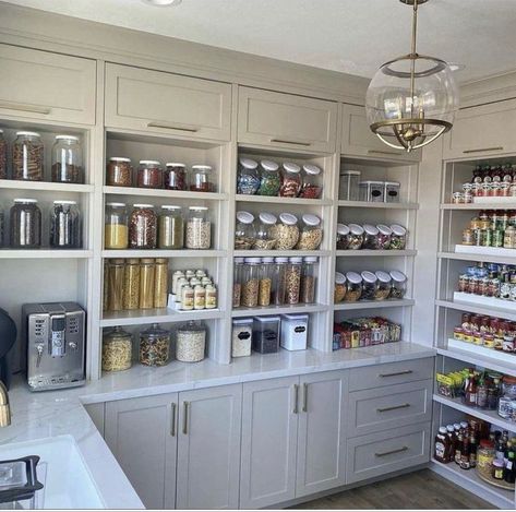 Walk In Pantry Ideas Layout, Luxury Pantry, Modern Farmhouse Pantry, Walk In Pantry Ideas, Organizing Your Pantry, Pantry Closet Design, Pantry Layout, House Pantry, Dream Pantry