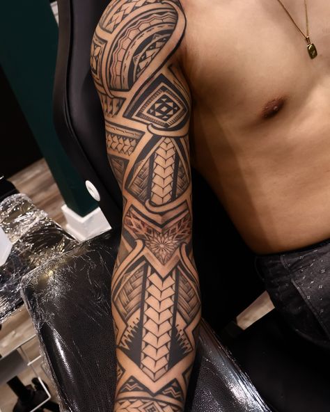 Last session today for this full sleeve Polynesian and Filipino Tribal Tattoo🔥 In progress by Master @michaelink.vn @rotteninkstudio BOOKING OPEN FOR 2024‼️ DM FOR INQUIRY 📩 #Freehand #tribaltattoo #polynesian #polynesiantattoos #maori #men #tribaltattootoronto #filipinotribaltattoo #filipinotribal #toronto #northyork #ontario Polynesian Tattoos Men, Polynesian Back Tattoo, Maori Men, Polynesian Tattoo Sleeve, Tattoo Toronto, Tattoo 2024, Filipino Tattoos, Baby Tattoos, Back Tattoo