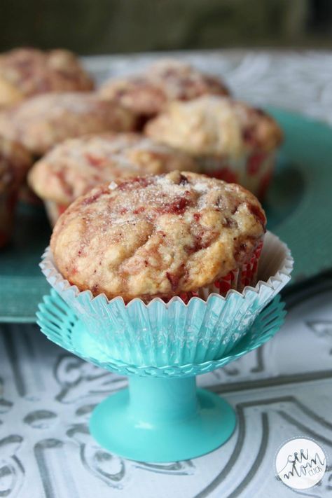 Jam Muffins Recipe, Lingonberry Recipes, Jam Muffins, Plaid Cards, Lingonberry Jam, Norwegian Food, Fb Cover Photos, Scandinavian Food, Food Log