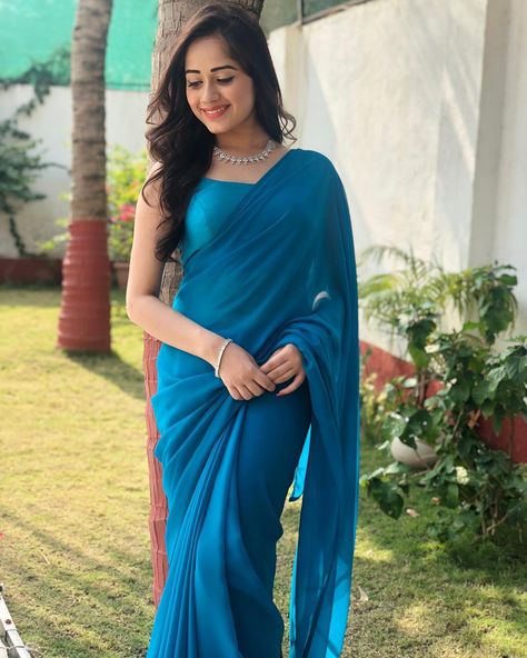 Jannat Zubair Rahmani looks absolutely gorgeous💙💙💙 Saree Poses Photoshoot Ideas, Poses Photoshoot Ideas, Photoshoot Ideas At Home, Jannat Zubair Rahmani, Poses Photoshoot, Sarees For Girls, Indian Sari Dress, Jannat Zubair, Saree Poses