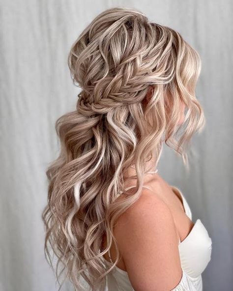 Long Wavy Braided Half-Up Half-Down Hairstyle Bridemaids Hairstyles, Wedding Hair Half, Wedding Hair Up, Bridesmaid Hair Long, Bridesmaid Hair Makeup, Long Hair Wedding Styles, Wedding Hair Inspiration, Wedding Hair Down, Bridal Hairstyles