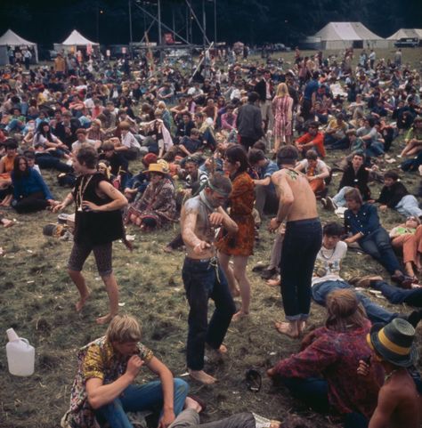 Hippies dancing at a 'Love-In' at the Festival of the Flower Children in the summer of 1967.Rolls Press/Popperfoto/Getty Images Woodstock Pictures, 60s Hippies, Hippie Commune, Woodstock Hippies, Hippies 1960s, Woburn Abbey, 60s Hippie, Flower Children, Hippie Lifestyle