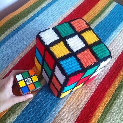 I would not have the patience to crochet all that, copying the cube, without solving the cube first lol Crochet Rubiks Cube Patterns, Rubiks Cube Crochet, Crochet Rubix Cube, Crochet Footstool, Crochet Cube, Crochet Games, Crochet Lego, Rubiks Cube Patterns, Crochet Cushion Covers