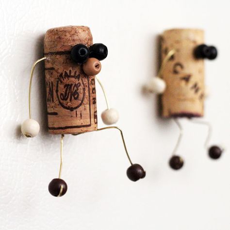 12 Recycled Crafts Diy Wine Cork Crafts, Cork Magnet, Wine Cork Diy Crafts, Cork Crafts Diy, Diy Magnets, Wine Cork Diy, Upcycle Crafts Diy, Wine Cork Art, Cork Ornaments