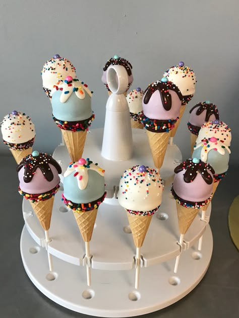 Ice Cream Cone Cake Pops, Cake Pop Recipe Easy, Ice Cream Cake Pops, Cake Pop Designs, Candy Land Decorations, Cake Ball, Cake Pop Decorating, Candy Land Christmas Door, Birthday Cake Pops