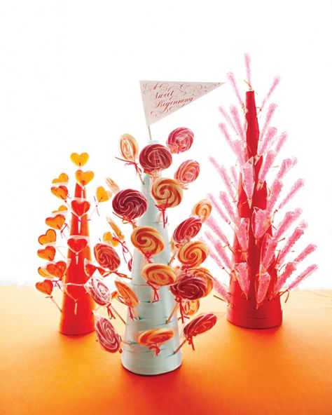 18 Valentine's Day Wedding Ideas From Real Celebrations - The Lollipop Tree Lollipop Display, Lollipop Tree, Soirée Halloween, Lollipop Favors, Candy Centerpieces, Bar A Bonbon, Chocolate Wrapping, Candy Wedding Favors, Candy Favors