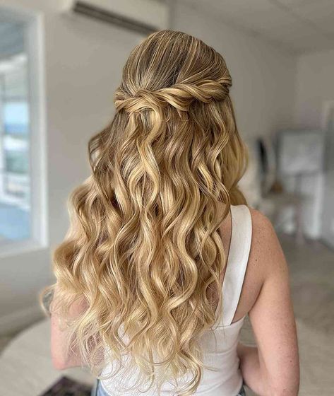 Grad Hairstyles, Hairstyle For Prom, Curly Prom Hair, Cute Prom Hairstyles, Half Up Half Down Hair Prom, Simple Prom Hair, Prom Hair Down, Ball Hairstyles, Hoco Hairstyles