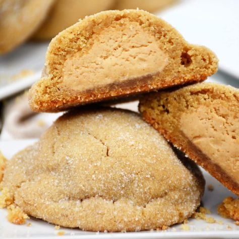 Peanut Butter Stuffed Cookies Recipe. A yummy, soft peanut butter cookie stuffed with a creamy peanut butter surprise inside. #cookies #recipes Creamy Peanut Butter Balls, Cookies Stuffed, Soft Peanut Butter Cookies, Easy To Make Cookies, Stuffed Cookies, Butter Balls, Peanut Butter Desserts, Kitchen Fun, Filled Cookies