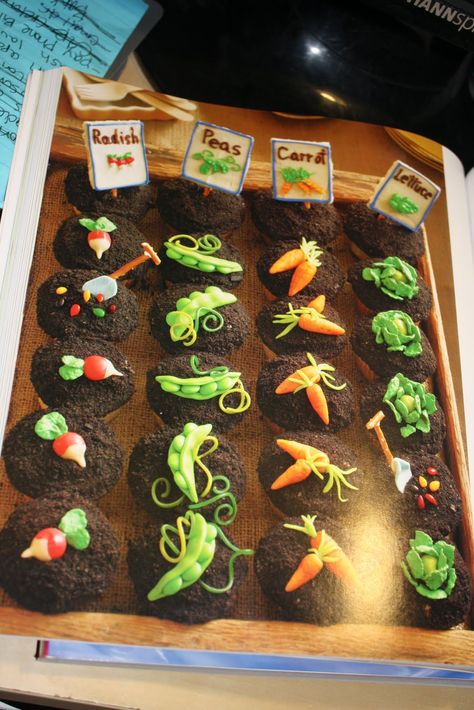 Savory & Sweet: A Dessert Boutique: Dessert Table: Garden Themed Birthday Party Groente Muffins, Garden Cupcakes, Oreo Desserts, Tootsie Rolls, Hello Cupcake, Garden Cakes, Cupcakes Decorados, Creative Cupcakes, Dessert Party