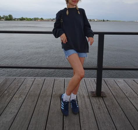 Navy Blue Samba Outfit, Spezials Outfit Women, Adidas Spezials Styled, Summer Adidas Samba Outfit, Summer Outfits Adidas Samba, Navy Sambas Adidas Women Outfit, Adidas Spezials Outfit Woman, Socks To Wear With Sambas, Dark Blue Shoes Outfit