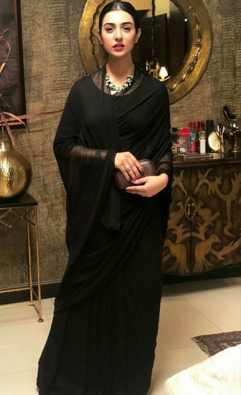 Black Saree Plain, Black Saree Designs, Saree Plain, Sarah Khan, Saree Wearing Styles, New Look Dresses, Indian Outfits Lehenga, Fancy Sarees Party Wear, Stylish Short Dresses