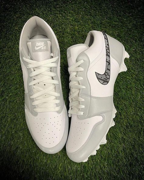 Jordan 1 Cleats, Custom Football Cleats, Jordan Cleats, Baseball Drip, American Football Cleats, Jordan 1 Dior, Football Swag, Football Dress, Football Drip