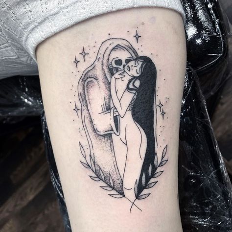 Raquel Sloane on Instagram: “The kiss inspired piece for the lovely Sophia ❤️” Gotik Tattoo, Kunst Tattoos, Tattoo Henna, Witch Tattoo, 4 Tattoo, Inspiration Tattoos, Halloween Tattoo, Badass Tattoos, Tattoo Art Drawings