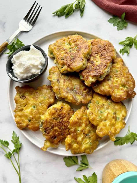 Sweetcorn fritters served on white plate next to yogurt dip and fresh parsley. Sweetcorn Fritters, Banana Popsicles, Picky Toddler, Homemade Ketchup, Chocolate Banana Muffins, Yogurt Dip, Cheese Muffins, Healthy Bites, Spinach And Cheese