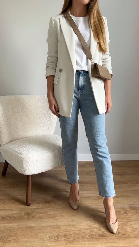 2022 Jeans, White Blazer Outfits, Mode Tips, Fall Transition Outfits, Closed Toe Heels, Business Casual Outfits For Work, Blazer Style, Blazer Outfit, Transition Outfits