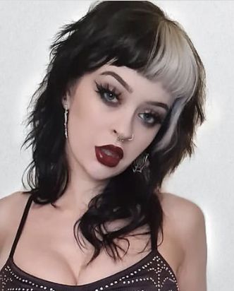 Split Fringe Dye, Goth Hairdye Ideas, Womens Alternative Haircut, Medium Length Goth Hair, Medium Alternative Haircuts, Colour Placement Hair, Bangs Alternative Hair, Gothic Layered Hair, Gothic Hairstyles Medium