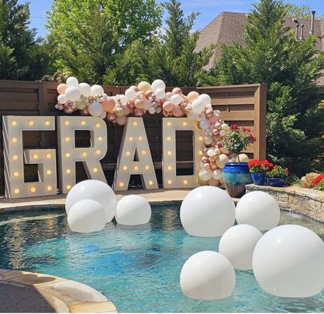 Grad Outdoor Party Ideas, Grad Party Pool Decorations, College Open House Ideas, Graduation Party Pool Decor, Beach Graduation Party Ideas, Senior Graduation Party Ideas Backyards, Graduation High School Party, Pool Grad Party, Graduation Pool Party Ideas High School