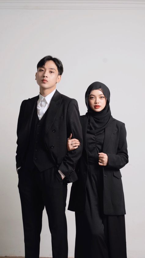 Couples Outfits Matching, Couple Graduation Pictures, Pose Prewedding, Fesyen Islam, Pre Wedding Photoshoot Props, Studio Photoshoot Ideas, Couples Outfits, Pre Wedding Photoshoot Outfit, Wedding Photo Studio