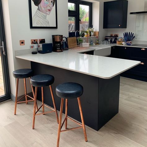 Small Kitchens With Peninsulas Layout, Kitchen With Peninsula Layout, Copper Bar Stools, Small Kitchen Diner, Kitchen Bar Counter, Kitchen Bar Design, Kitchen Peninsula, Leather Kitchen, Industrial Bar Stools