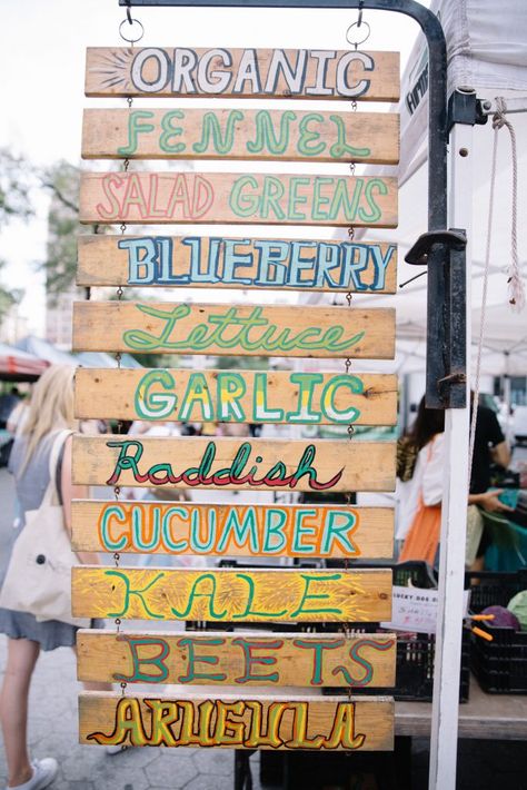 Farmers Market Booth Sign Ideas, Farmers Market Building Design, Mexican Farmers Market, Farmers Market Signage Ideas, Farmers Market Banner Ideas, Farm Stand Set Up, Modern Farmers Market Display, Farmers Market Shop, Farmers Market Stall Display Ideas