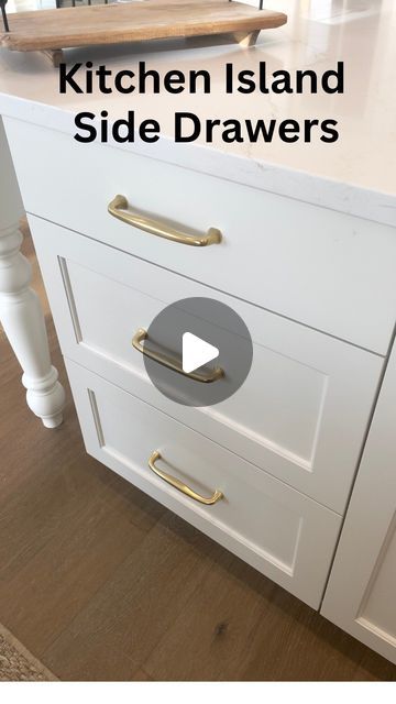 Toni Roberts, Design Dazzle on Instagram: "These drawers are the epitome of convenience. They are located on the SIDE of my kitchen island.  At the front of the island, I have cabinets for storage that sit behind the counter stools. These sidekick drawers are functional, positioned strategically across from the sink and near the dining room table.   This is where we store our dishcloths, kitchen towels, and tea towels. I added dividers to the drawer to keep it organized (link in bio). Serving utensils for when eating meals at the dining room table. Our table is a few feet away. Paper napkins for most meals. I  protect our dining room table with fabric trivets when serving hot dishes.   Accessories I use at the kitchen sink - colanders, cutting board for sink, etc.   Small details, big impa Island Drawer Ideas, Tea Towel Storage Kitchen Organization, Kitchen Towel Drawer Organization, Dishes Storage Ideas, Paper Towel Drawer Kitchen, Under Kitchen Cabinet Ideas, Dish Cabinet Organization, Tea Towel Storage, Kitchen Drawers Instead Of Cabinets